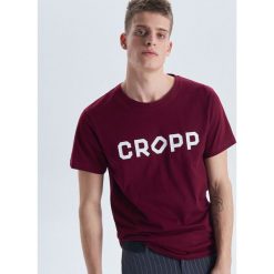 Koszulka z nadrukiem Bordowy. Czerwone koszulki męskie Cropp, s, z nadrukiem, bez kołnierzyka, bez rękawów. Za 34,99 zł.
