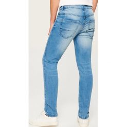 Jeansy slim fit - Niebieski. Niebieskie jeansy męskie marki Reserved. Za 89,99 zł.