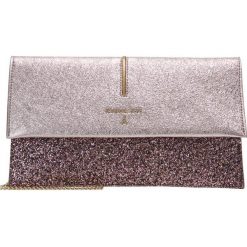 Patrizia Pepe Kopertówka rose glitter. Czerwone kopertówki damskie marki Patrizia Pepe, bez wzorów, bez dodatków. Za 929,00 zł.
