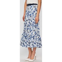Armani Exchange - Spódnica. Niebieskie spódniczki damskie Armani Exchange, na co dzień, w kwiaty, z elastanu, casualowe, z podwyższonym stanem, mini, rozkloszowane. W wyprzedaży za 359,90 zł.