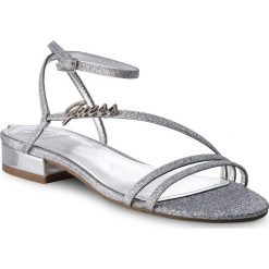 Sandały GUESS - Damonae FLDMN2 FAM03 SILVE. Szare klapki damskie Guess, z aplikacjami, ze skóry ekologicznej, bez obcasa, na obcasie. W wyprzedaży za 289,00 zł.