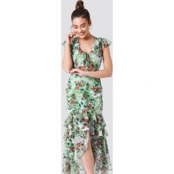 Trendyol Sukienka z falbaną i wiązaniem - Multicolor. Szare sukienki damskie Trendyol, bez wzorów, z poliesteru, z falbankami, z krótkim rękawem, krótkie, mini. Za 161,95 zł.