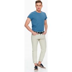 T-SHIRT MĘSKI Z MELANŻOWEJ DZIANINY. Niebieskie t-shirty męskie marki Top Secret, na lato, m, bez wzorów, z dzianiny, klasyczne, z klasycznym kołnierzykiem, krótkie. W wyprzedaży za 14,99 zł.