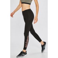 Only Play - Legginsy Dooing. Czarne legginsy we wzory marki Only Play, s, z elastanu. W wyprzedaży za 49,90 zł.