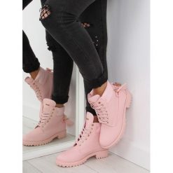 Timberki z kłódką szare 1302 PINK. Szare botki damskie obuwie damskie, ze skóry ekologicznej, klasyczne, bez obcasa, bez zapięcia. Za 130,46 zł.