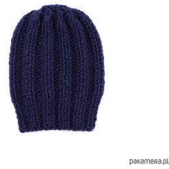 Granatowa grubaśna czapka robiona na drutach. Niebieskie czapki zimowe damskie marki Pakamera. Za 86,00 zł.
