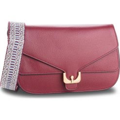 Torebka COCCINELLE - CJ5 Ambrine Soft E1 CJ5 12 03 01 Grape R04. Czerwone listonoszki damskie Coccinelle, ze skóry. W wyprzedaży za 889,00 zł.