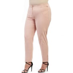 Eleganckie spodnie chinosy w odcieniu różu XXL OVERSIZE LATO. Różowe spodnie damskie Moda Size Plus Iwanek, na lato, s, bez wzorów, z bawełny. Za 119,90 zł.