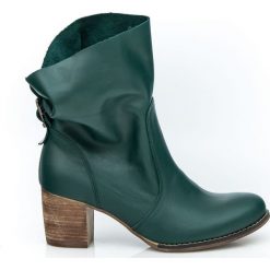 Botki na słupku - skóra naturalna - model 497 - kolor zielony. Zielone botki damskie Zapato, na zimę, z jeansu, klasyczne, za kostkę, bez obcasa, na obcasie, na klamry. Za 399,00 zł.