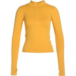 Free People DALES LAYERING Bluzka z długim rękawem sun yellow. Żółte topy sportowe damskie marki Free People, z elastanu, sportowe, z długim rękawem. W wyprzedaży za 134,50 zł.