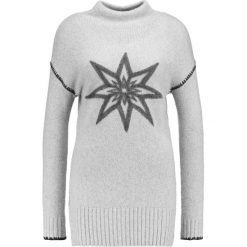 Swetry klasyczne damskie: Mint Velvet FELTED STAR FUNNEL NECK CHUNKY Sweter silver grey