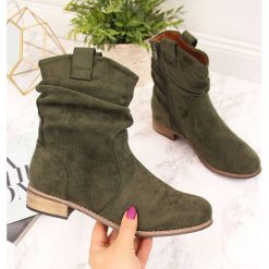 Botki ocieplane kowbojki zamszowe khaki eVento. Brązowe botki damskie eVento, z zamszu, bez obcasa, bez zapięcia. Za 129,99 zł.
