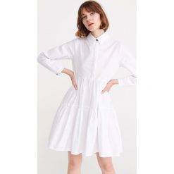 Sukienka z kołnierzykiem - Biały. Białe sukienki damskie Reserved, s, bez wzorów, bez kołnierzyka, bez rękawów. Za 139,99 zł.