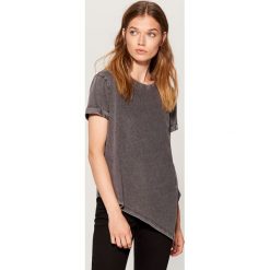 Bawełniana koszulka z asymetrycznym dołem - Jasny szar. Szare t-shirty damskie Mohito, l, z bawełny, z asymetrycznym kołnierzem. Za 49,99 zł.