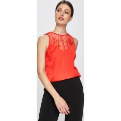 Guess Jeans - Top. Czerwone bluzki damskie Guess Jeans, s, w koronkowe wzory, z poliesteru, z okrągłym kołnierzem. W wyprzedaży za 129,90 zł.