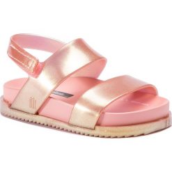 Sandały MELISSA - Mini Melissa Cosmic Sandal Bb 32332 Pink/Metallic Pink 52902. Różowe sandały dziewczęce Melissa, z tworzywa sztucznego, bez zapięcia. W wyprzedaży za 109,00 zł.