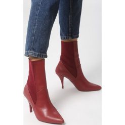 Czerwone Botki Conviviality. Czerwone botki damskie Born2be, bez obcasa, na obcasie, bez zapięcia. W wyprzedaży za 114,99 zł.