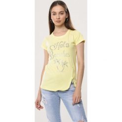Żółty T-shirt Win Bet. Żółte t-shirty damskie Born2be, s, z aplikacjami, z dzianiny, z okrągłym kołnierzem. Za 39,99 zł.