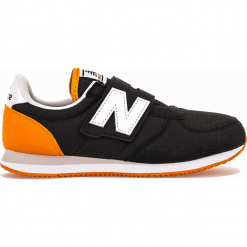 New Balance PV220BKO. Czarne buty chłopięce sportowe New Balance, z materiału, bez zapięcia. Za 199,99 zł.