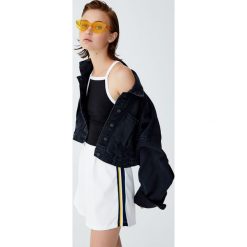 Spodenki sportowe z lampasami. Szare spodenki sportowe damskie Pull&Bear, bez wzorów, sportowe. Za 39,90 zł.