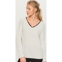 Sweter z koronkowym dekoltem - Jasny szar. Szare swetry klasyczne damskie marki Reserved, s, z koronki. W wyprzedaży za 39,99 zł.