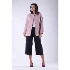 Jasnoróżowy Krótki Elegancki Płaszcz bez Kołnierza. Różowe kurtki damskie Molly.pl, na zimę, s, bez wzorów, eleganckie, krótkie, bez kaptura. Za 218,90 zł.