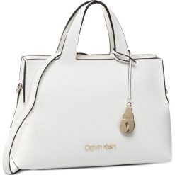 Torebka CALVIN KLEIN - Neat Tote Md K60K606426 WHT. Białe torebki klasyczne damskie Calvin Klein, z aplikacjami, ze skóry ekologicznej, klasyczne, zdobione, bez dodatków. Za 699,00 zł.