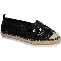 Espadryle Casu L55600. Czarne espadryle damskie Casu, bez wzorów, bez obcasa. Za 29,99 zł.