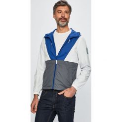 Guess Jeans - Kurtka dwustronna. Białe płaszcze męskie Guess Jeans, xxl, z aplikacjami, z poliesteru, krótkie, z kapturem. W wyprzedaży za 399,90 zł.