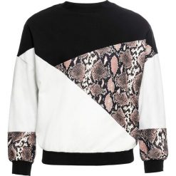 Bluza z nadrukiem w cętki leoparda bonprix czarno-biel wełny wzorzysty. Czarne bluzy damskie bonprix, z nadrukiem, z wełny, bez rękawów, bez kaptura. Za 99,99 zł.