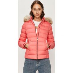 Tommy Jeans - Kurtka puchowa. Pomarańczowe kurtki damskie Tommy Jeans, s, bez wzorów, z elastanu, krótkie. Za 999,90 zł.