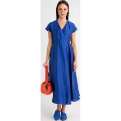SUKIENKA TERRENO weekend max mara. Niebieskie sukienki damskie Weekend Max Mara, na imprezę, w paski, z włoskim kołnierzykiem, bez rękawów, maxi, rozkloszowane. Za 1589,00 zł.