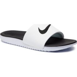 Klapki NIKE - Kawa Slide (GS/PS) 819352 100 White/Black. Białe klapki damskie Nike, bez wzorów, ze skóry ekologicznej, bez obcasa. W wyprzedaży za 109,00 zł.