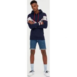 Niebieskie jeansowe bermudy slim comfort fit. Niebieskie spodenki i szorty męskie Pull&Bear, m, bez wzorów, z jeansu. Za 79,90 zł.