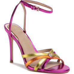 Sandały GUESS - Kalista3 FL6IK3 LEL03 PINK. Różowe klapki damskie Guess, z aplikacjami, ze skóry ekologicznej, bez obcasa, na obcasie. W wyprzedaży za 359,00 zł.