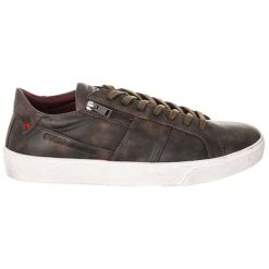 Skórzane sneakersy w kolorze brązowym. Pomarańczowe trampki męskie Guess, bez wzorów, z materiału, na sznurówki. W wyprzedaży za 239,95 zł.
