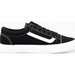 Tenisówki tekstylne czarne białe McKey. Czarne buty sportowe damskie Mckey, bez wzorów, z jeansu, klasyczne, tenisowe. W wyprzedaży za 59,00 zł.