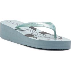 Japonki CALVIN KLEIN JEANS - Tesse RE9856 Icy Blue. Niebieskie klapki damskie Calvin Klein Jeans, bez wzorów, z jeansu, bez obcasa, na obcasie. W wyprzedaży za 169,00 zł.