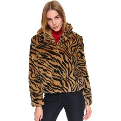 Kurtka ze sztucznego futra. Brązowe kurtki damskie Top Secret, na zimę, bez wzorów, eleganckie, krótkie, bez kaptura. W wyprzedaży za 199,99 zł.