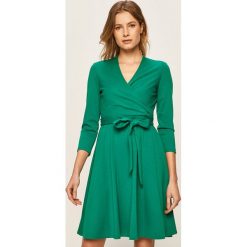 Dkny - Sukienka. Sukienki damskie DKNY, bez wzorów, z elastanu, bez kołnierzyka, bez rękawów, mini, rozkloszowane. W wyprzedaży za 479,90 zł.