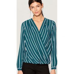 Elegancka bluzka z kopertową zakładką - Zielony. Zielone bluzki damskie Mohito, bez wzorów, eleganckie, bez kołnierzyka, bez rękawów. Za 89,99 zł.