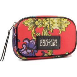 Saszetka nerka VERSACE JEANS COUTURE - E1VUBBU7 71283 518. Czerwone saszetki damskie Versace Jeans Couture, bez wzorów, z jeansu, młodzieżowe, bez dodatków. W wyprzedaży za 339,00 zł.