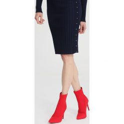 Czerwone Botki Sensually. Szare botki damskie na obcasie marki Carinii, z materiału, z otwartym noskiem. Za 129,99 zł.