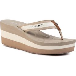 Japonki TOMMY HILFIGER - Nautical High Wedge Beach Sandal FW0FW04806 Stone AEP. Brązowe klapki damskie TOMMY HILFIGER, bez wzorów, ze skóry, bez obcasa, na obcasie. Za 249,00 zł.