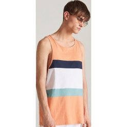 Bawełniany tank top - Pomarańczo. Różowe t-shirty męskie Reserved, s, bez wzorów, z bawełny, bez kołnierzyka. Za 39,99 zł.