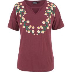 Shirt z przędzy mieszankowej z nadrukiem, krótki rękaw bonprix czerwony klonowy z nadrukiem. Czerwone koszulki damskie marki bonprix, z nadrukiem, bez kołnierzyka, z krótkim rękawem. Za 29,99 zł.