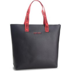 Torebka TOMMY JEANS - Tj Fem Boxy Tote AW0AW06033 002. Czarne torebki klasyczne damskie Tommy Jeans, z jeansu. Za 599,00 zł.