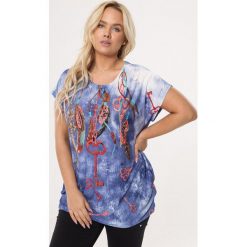 Niebieska Bluzka Amazingly. Niebieskie bluzki damskie Born2be, xl, z nadrukiem, z okrągłym kołnierzem, z krótkim rękawem. Za 39,99 zł.