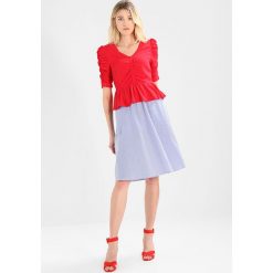 Koszulka w kolorze czerwonym. Czerwone koszulki damskie Kiomi, Mint & Berry, Youturn, bez wzorów, bez kołnierzyka. W wyprzedaży za 77,95 zł.