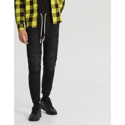 Jeansy jogger z przeszyciami - Czarny. Czarne jeansy męskie Cropp, m, bez wzorów. Za 139,99 zł.